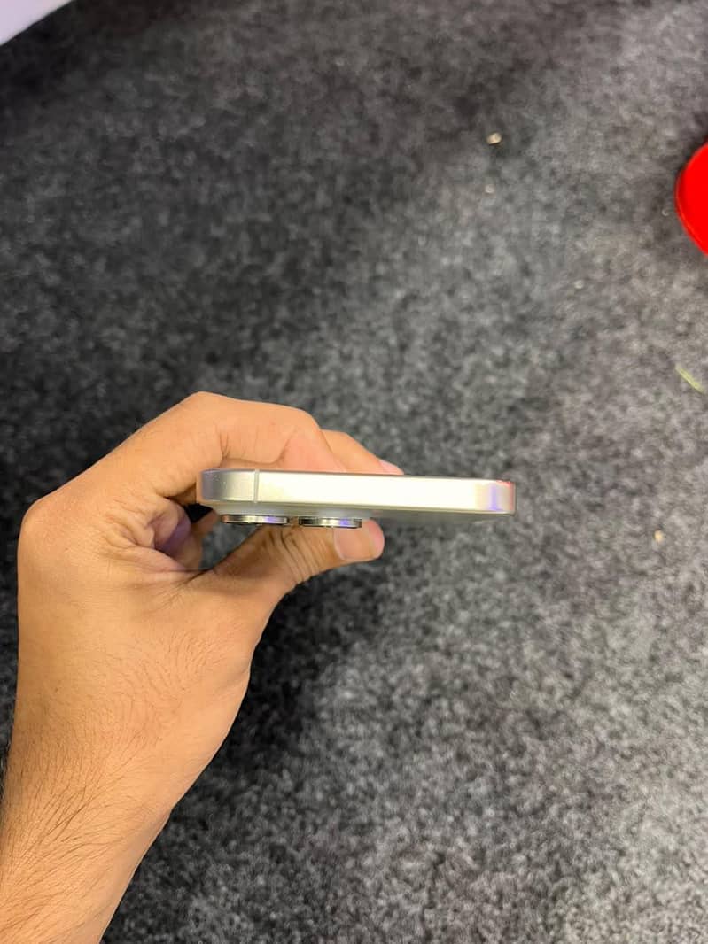 Apple iPhone 15 Pro Max 2