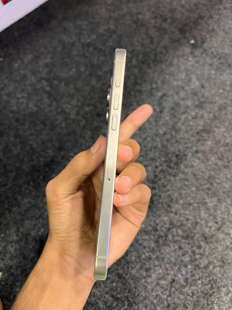 Apple iPhone 15 Pro Max 4