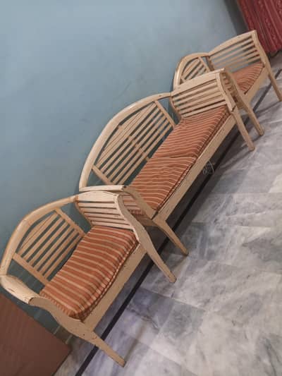 selling the best comfortable sofa set and center table