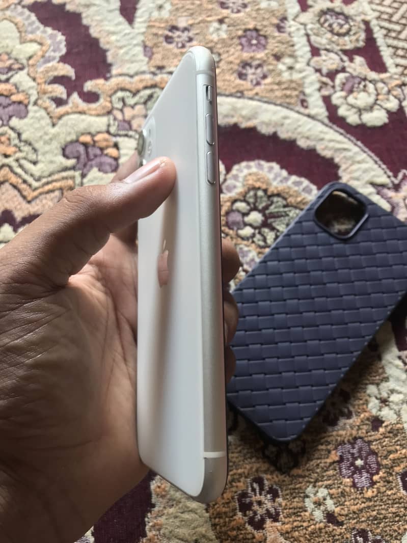 Apple iPhone 11 3