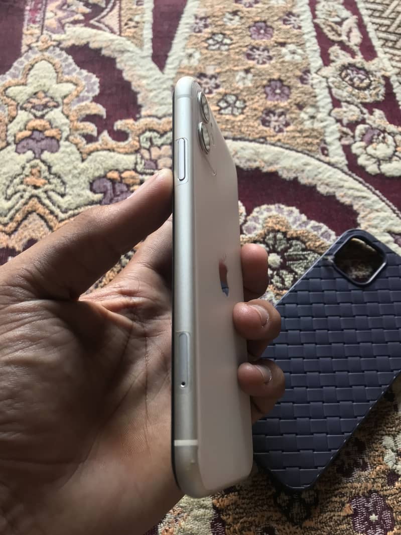 Apple iPhone 11 4
