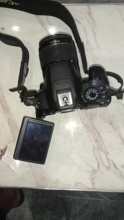 Canon 700D with kit lens, 2 batteries, charger and 32GB Card