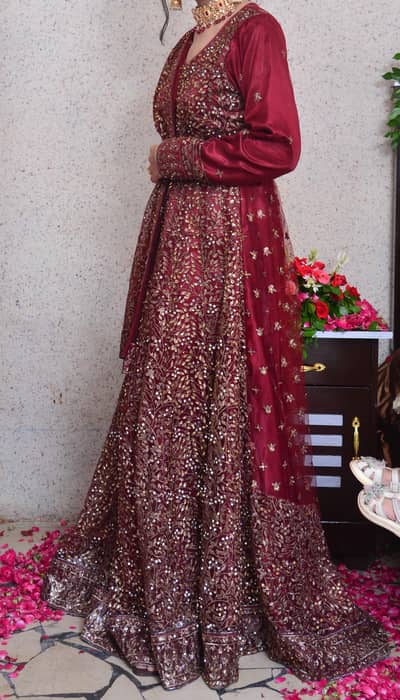 Women's Embroidered Dress – Excellent Condition 