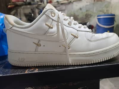 Nike air force  white and gold important sneakers