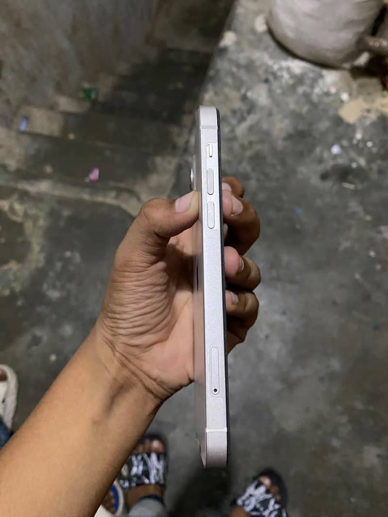 Apple iPhone 12 4