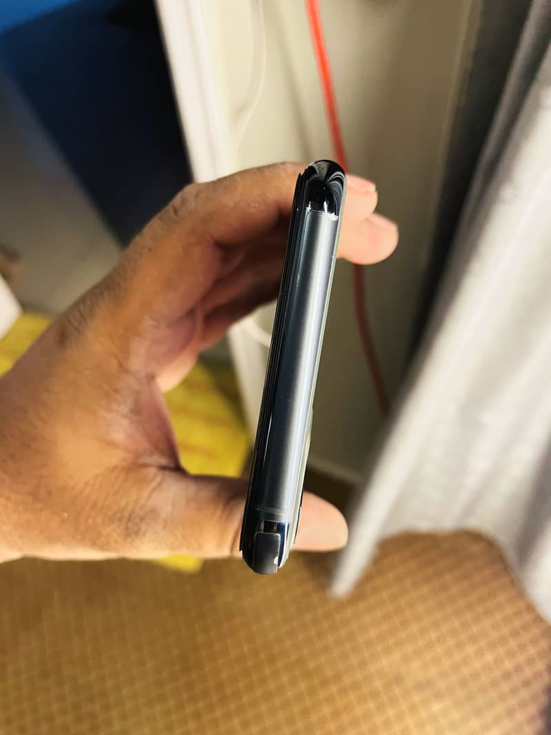 Apple iPhone 11 Pro Max 4