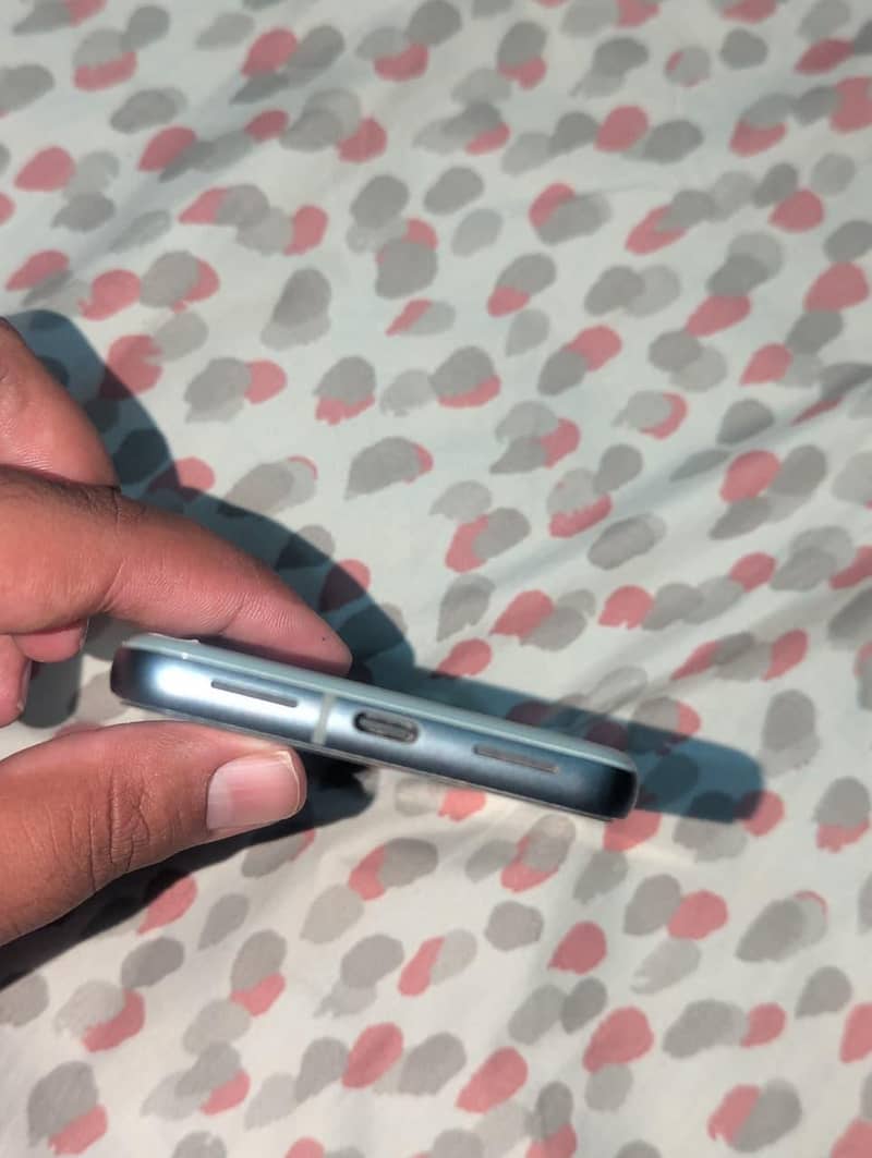 Google Pixel 8 4
