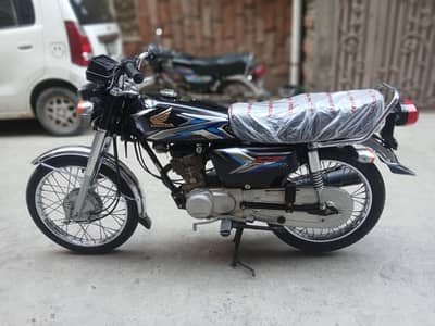 Honda 125 black colour saf bike ha new jase condition ha total genuine