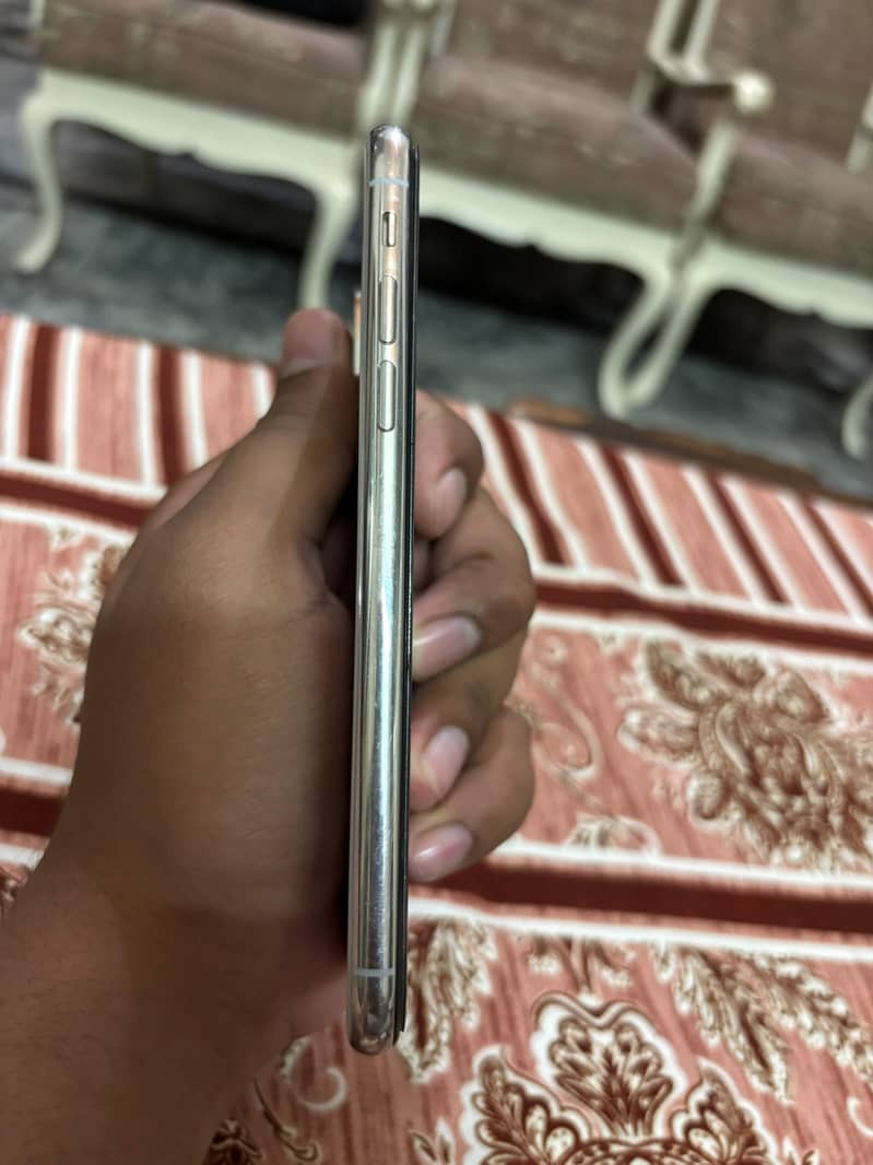 Apple iPhone XS 5
