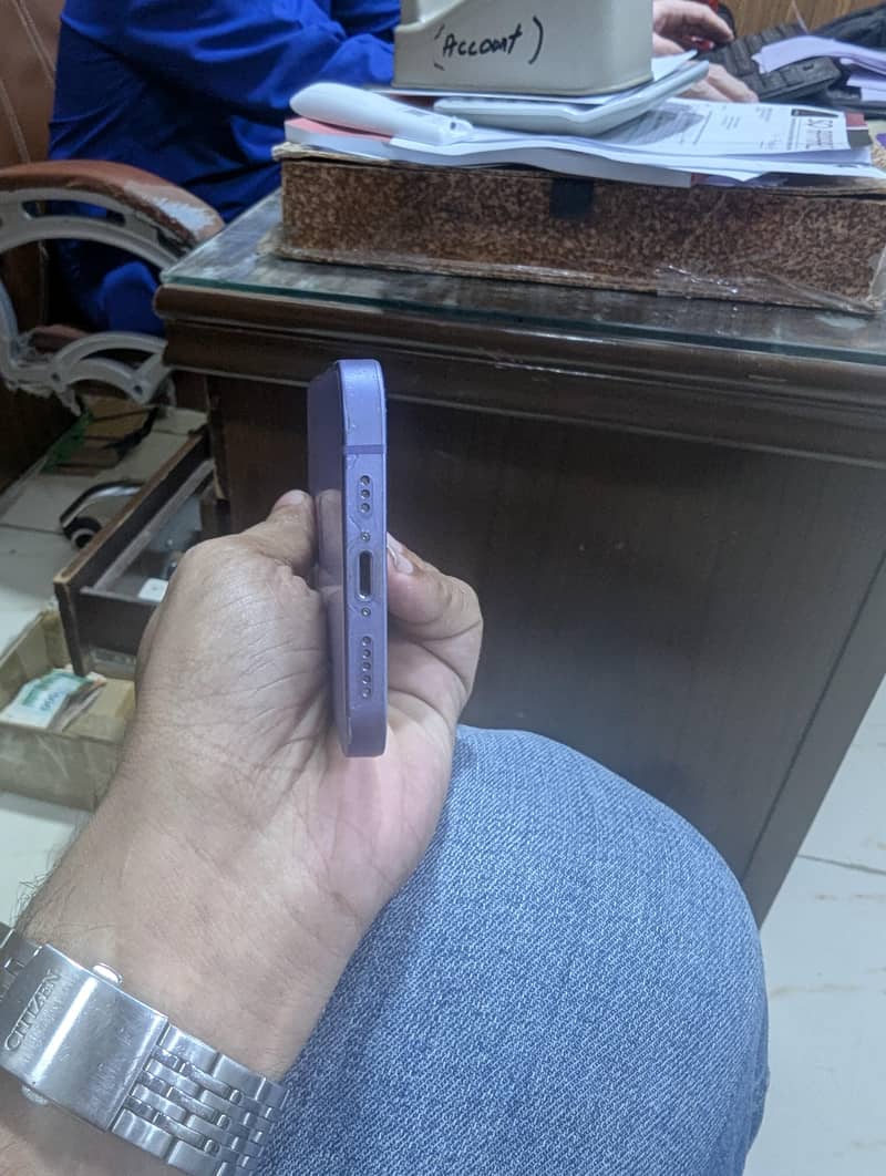 Apple iPhone 12 4