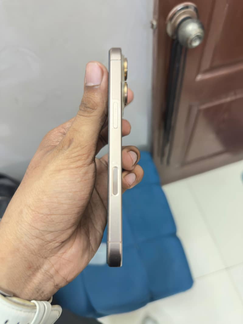 Apple iPhone 16 Pro 2