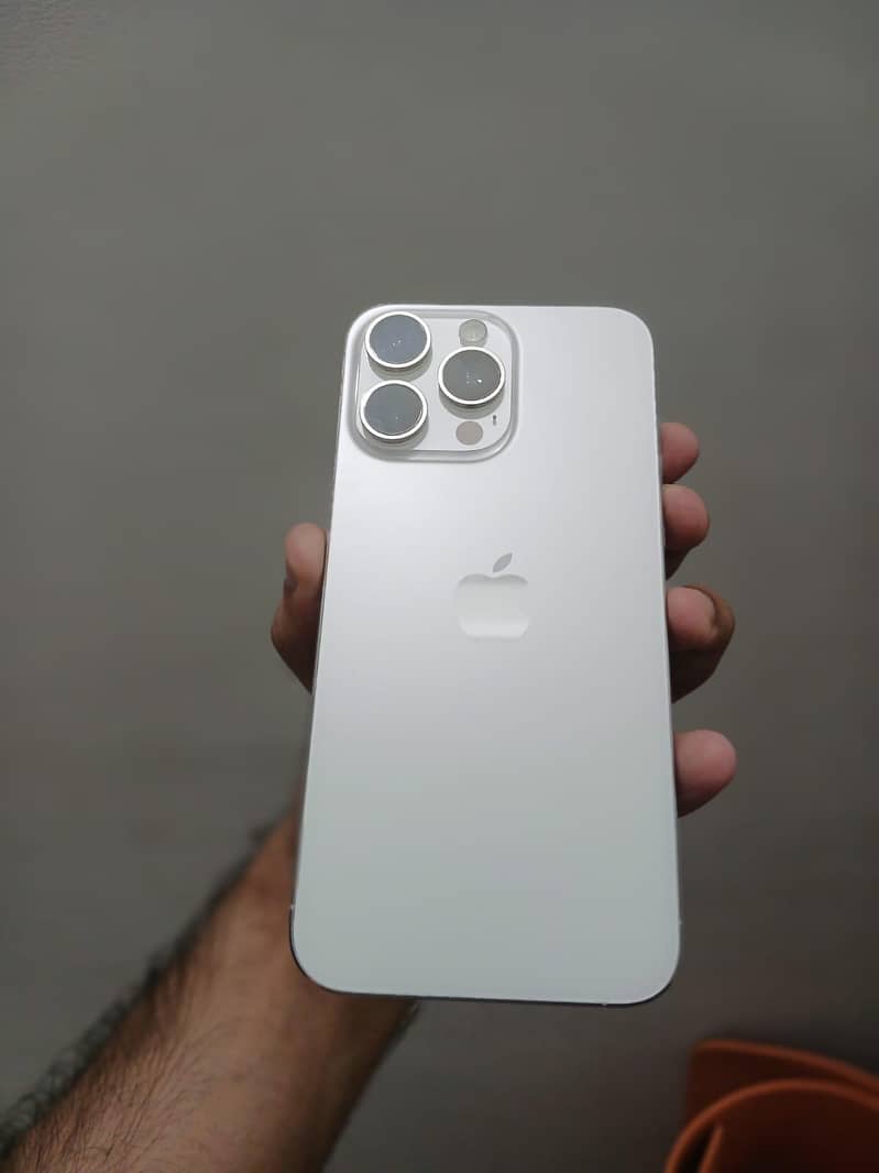 Apple iPhone 15 Pro Max 6