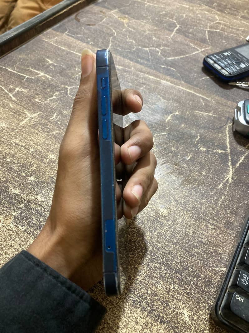 Apple iPhone 12 4