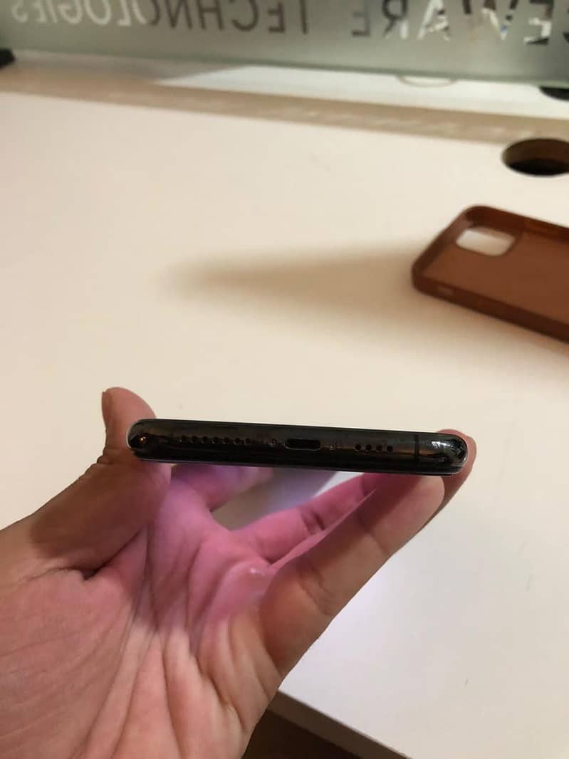 Apple iPhone 11 Pro Max 4