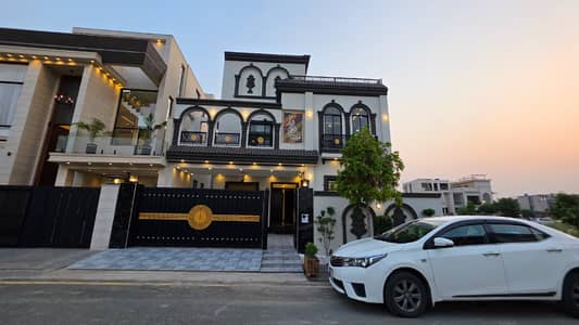 Beautiful 10 Marla House Near Park Near To Lake City Mall