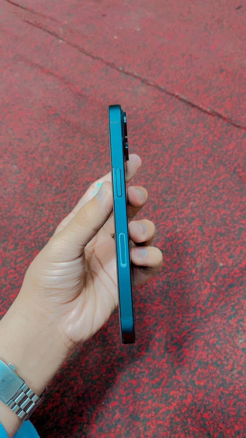 Apple iPhone 13 5
