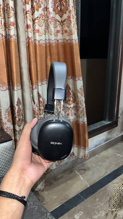 Ronin Bluetooth Headphones | Excellent Condition | Box Available 