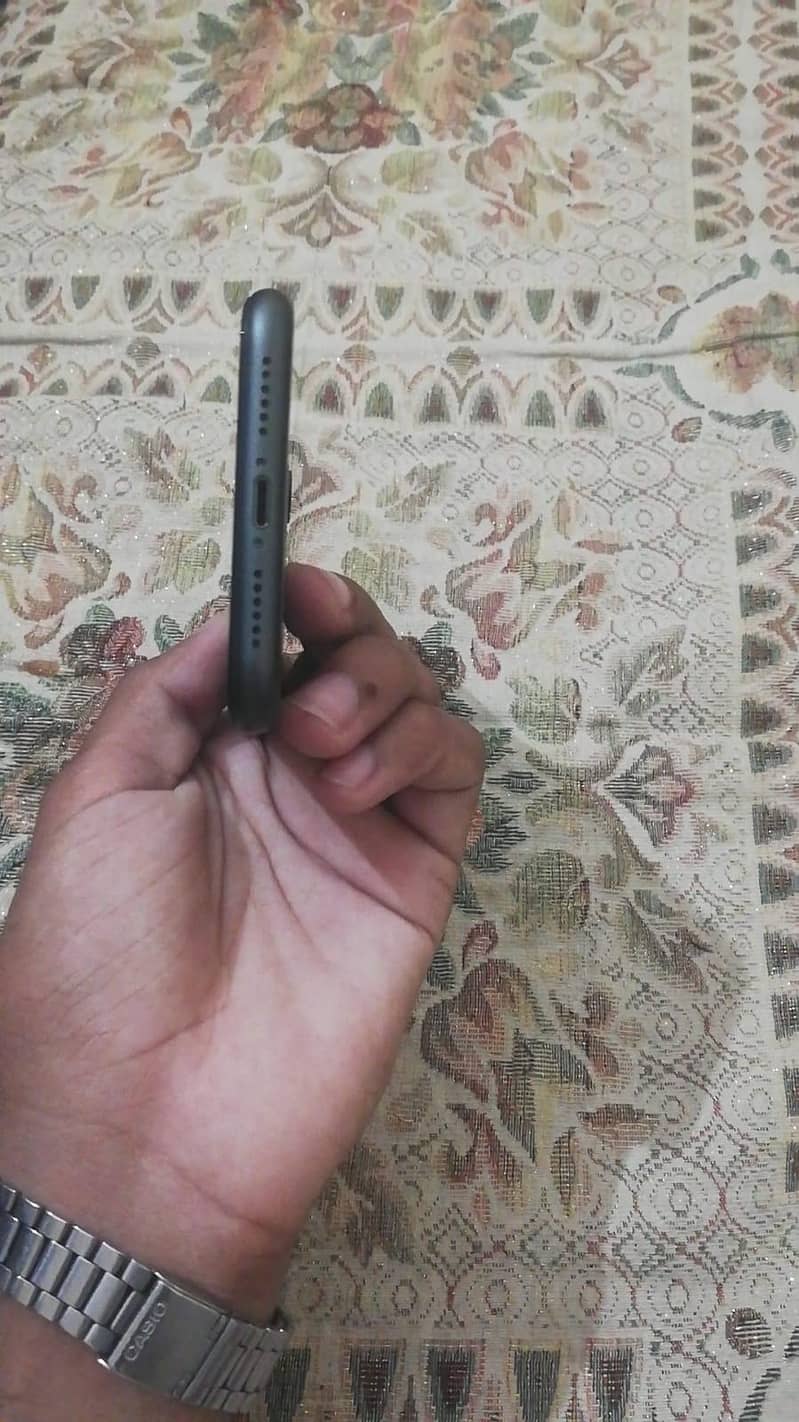 Apple iPhone 11 4