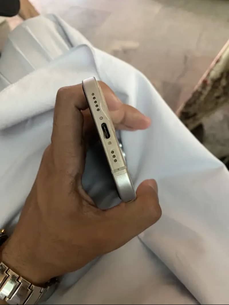 Apple iPhone 15 jv 4