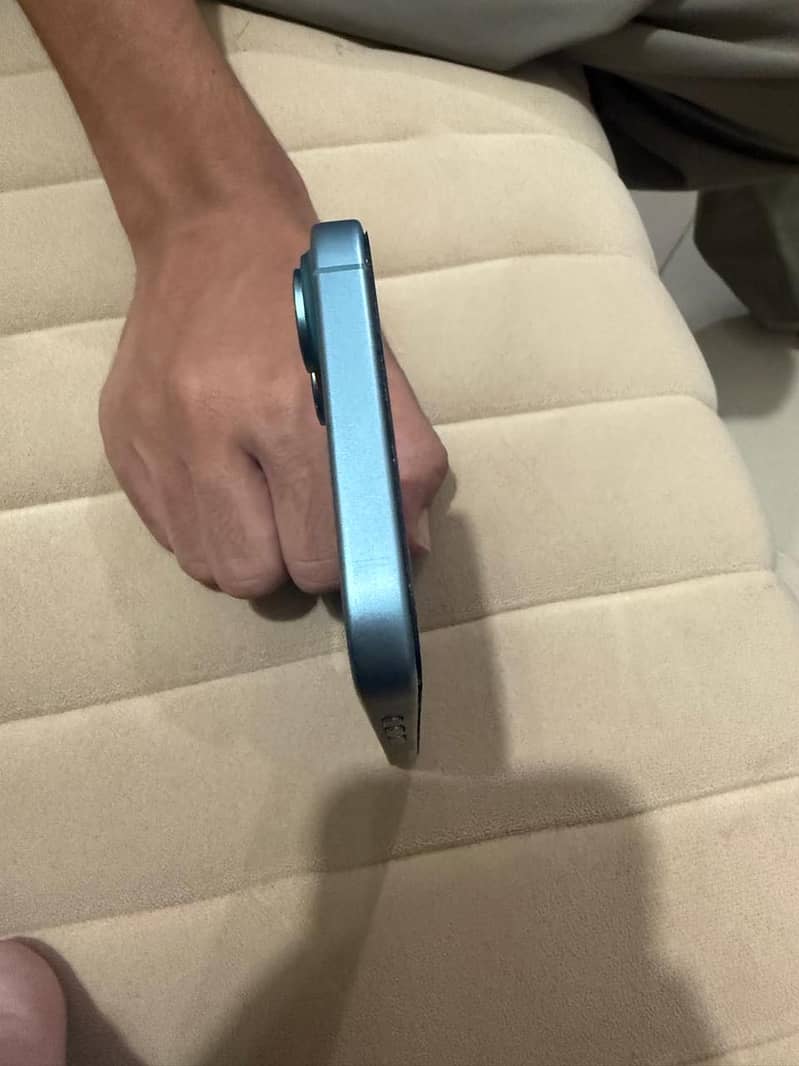 Apple iPhone 16 3
