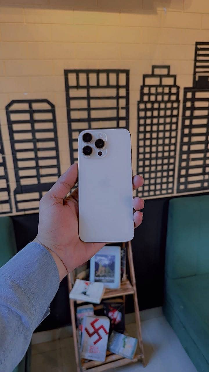 Apple iPhone 16 Pro Max 0