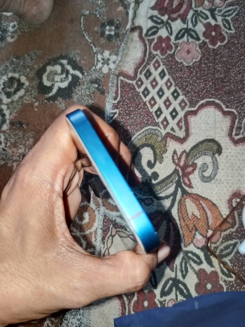 Apple iPhone 12 4