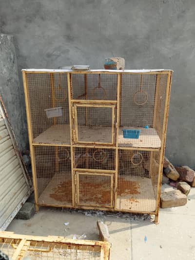 2 cages hai khud banwaya Hain