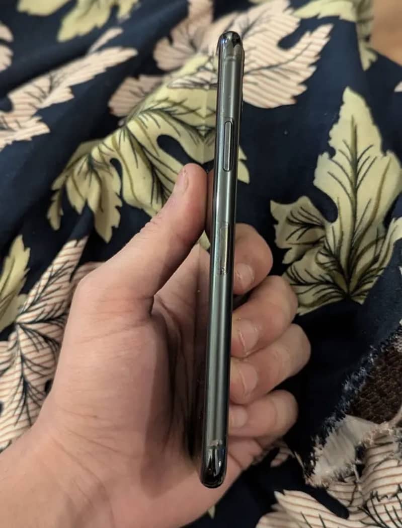 Apple iPhone 11 Pro Max 4