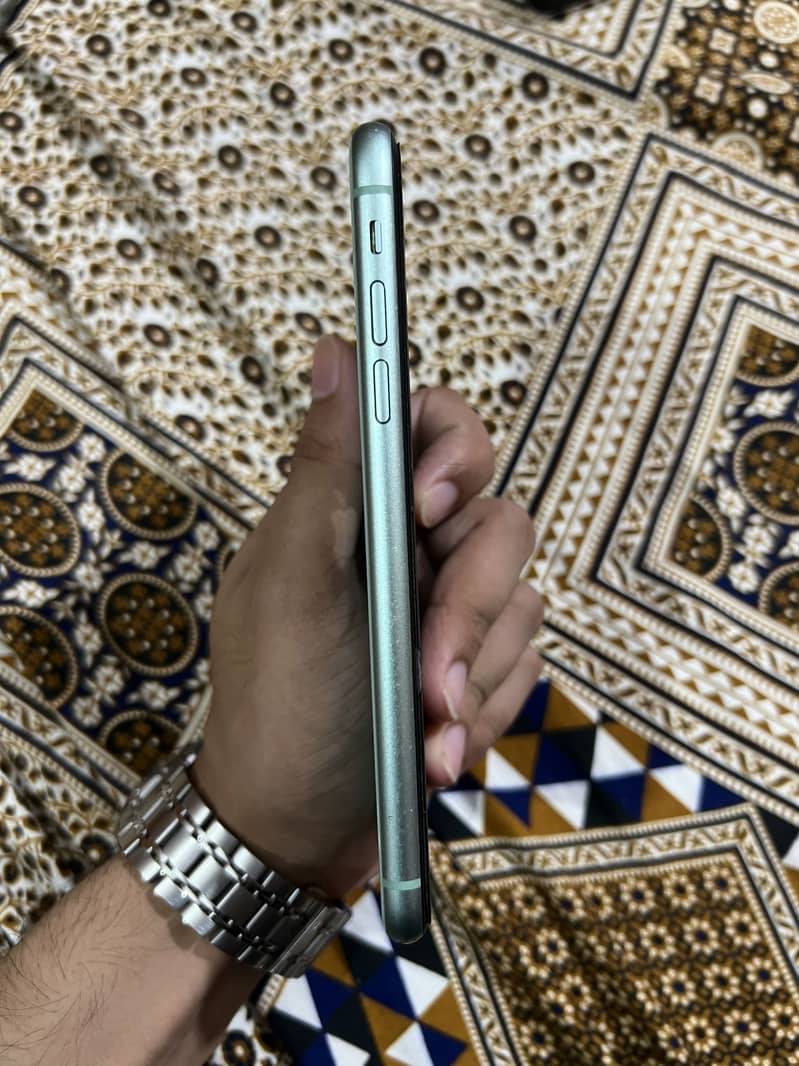 Apple iPhone 11 4