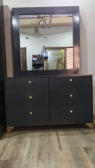 Beautiful Dressing Table with Mirror for Sale
