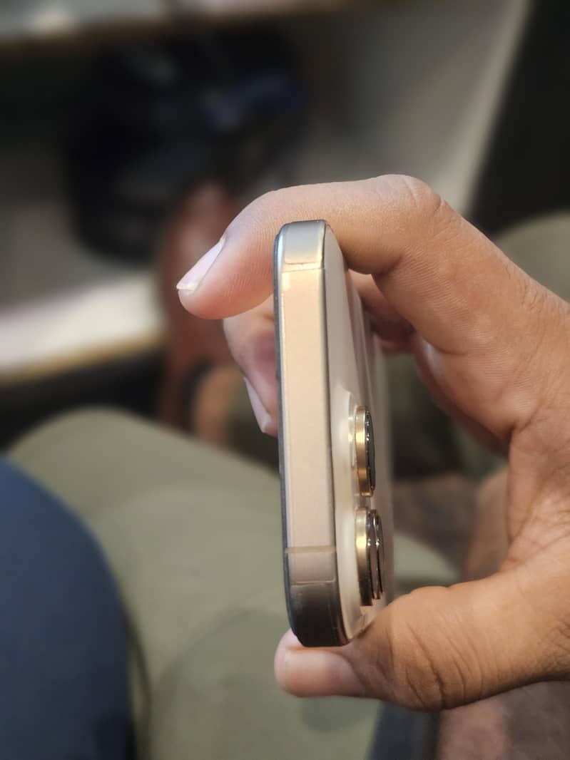 Apple iPhone 16 Pro 2