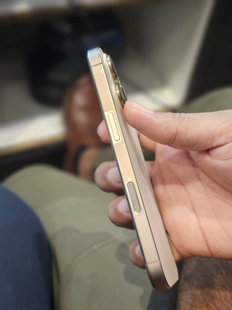 Apple iPhone 16 Pro 3