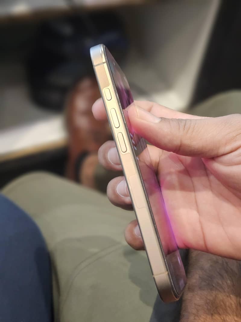 Apple iPhone 16 Pro 4