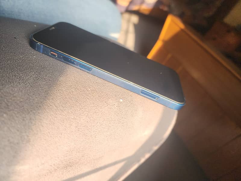 Apple iPhone 12 4