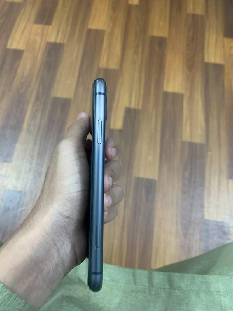 Apple iPhone 11 4