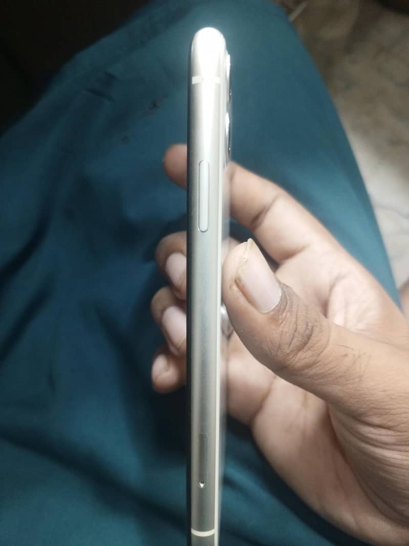 Apple iPhone 11 3