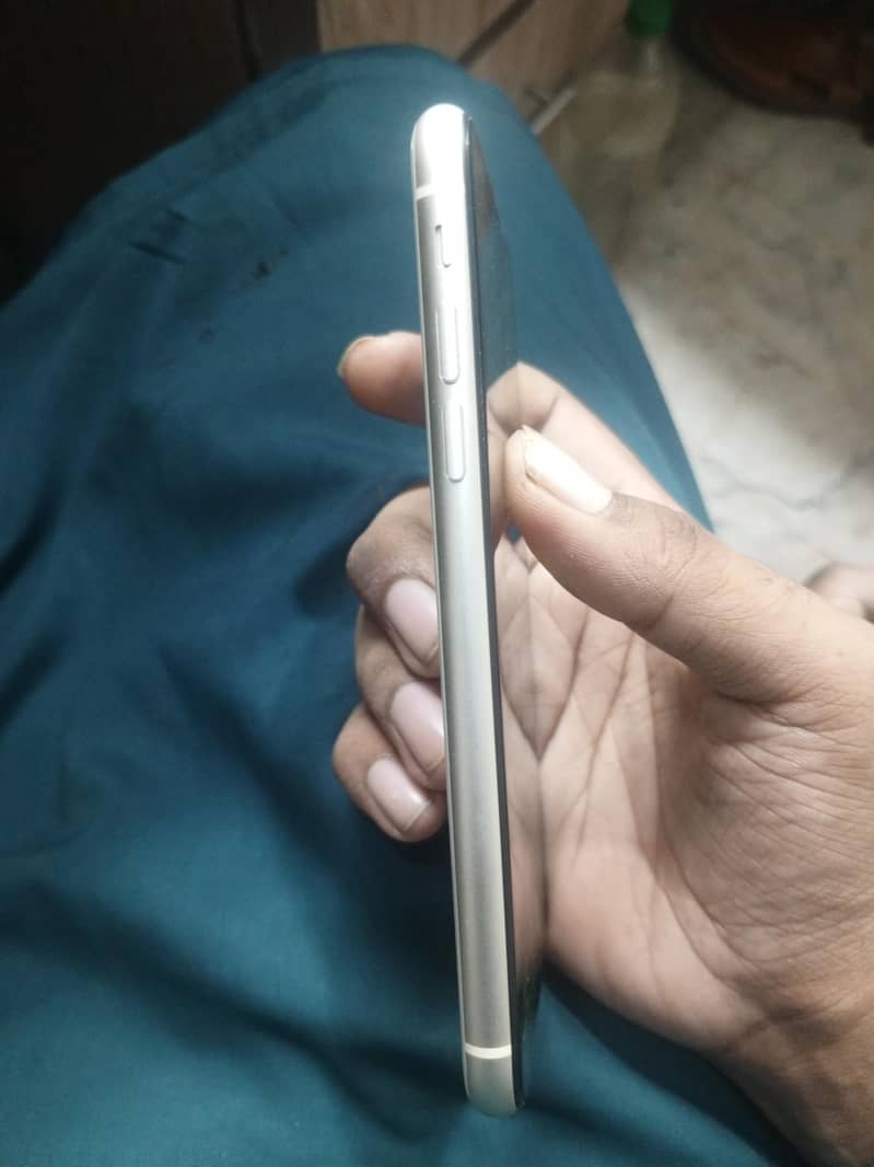 Apple iPhone 11 4