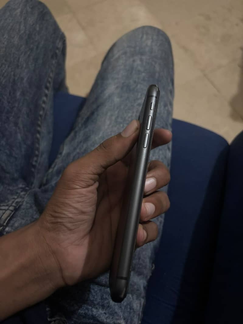 Apple iPhone 11 4