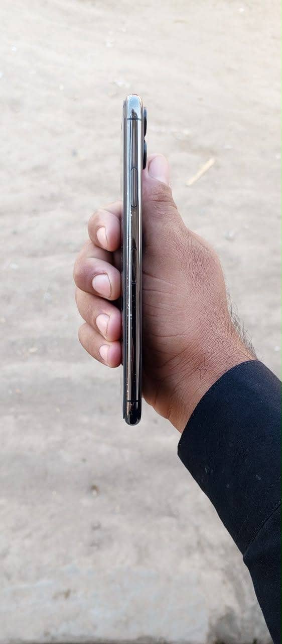 Apple iPhone 11 Pro Max 4