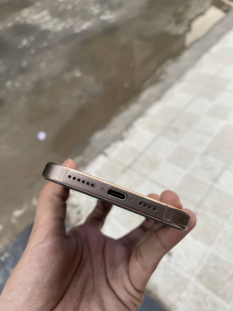 Apple iPhone 16 Pro Max 3