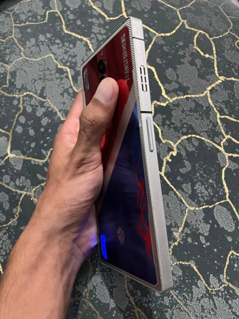 RedMagic 8 Pro+ Transformers Edition 4