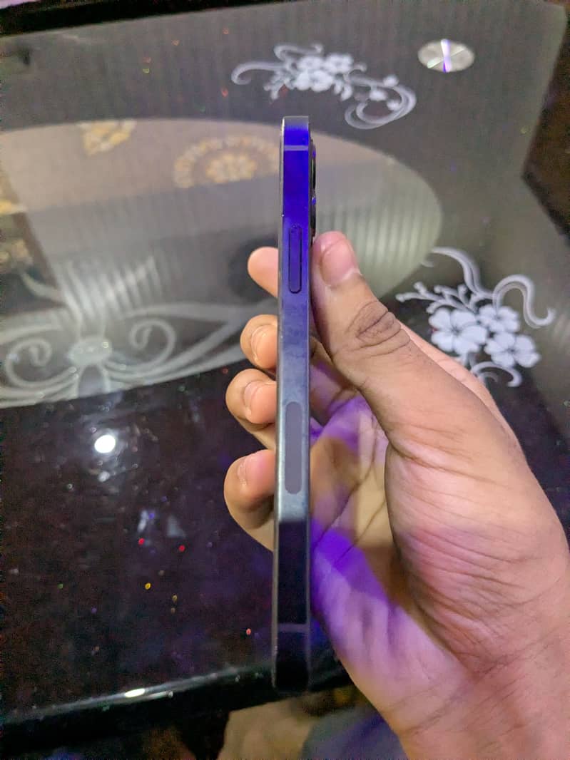Apple iPhone 12 4