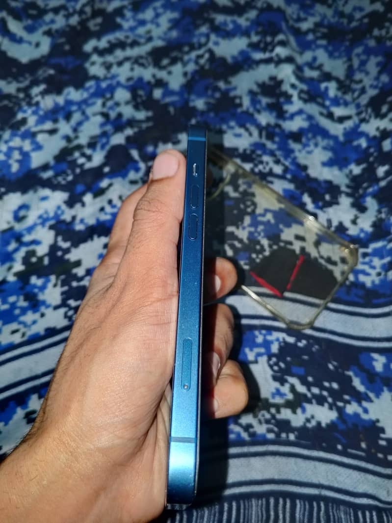 Apple iPhone 13 8