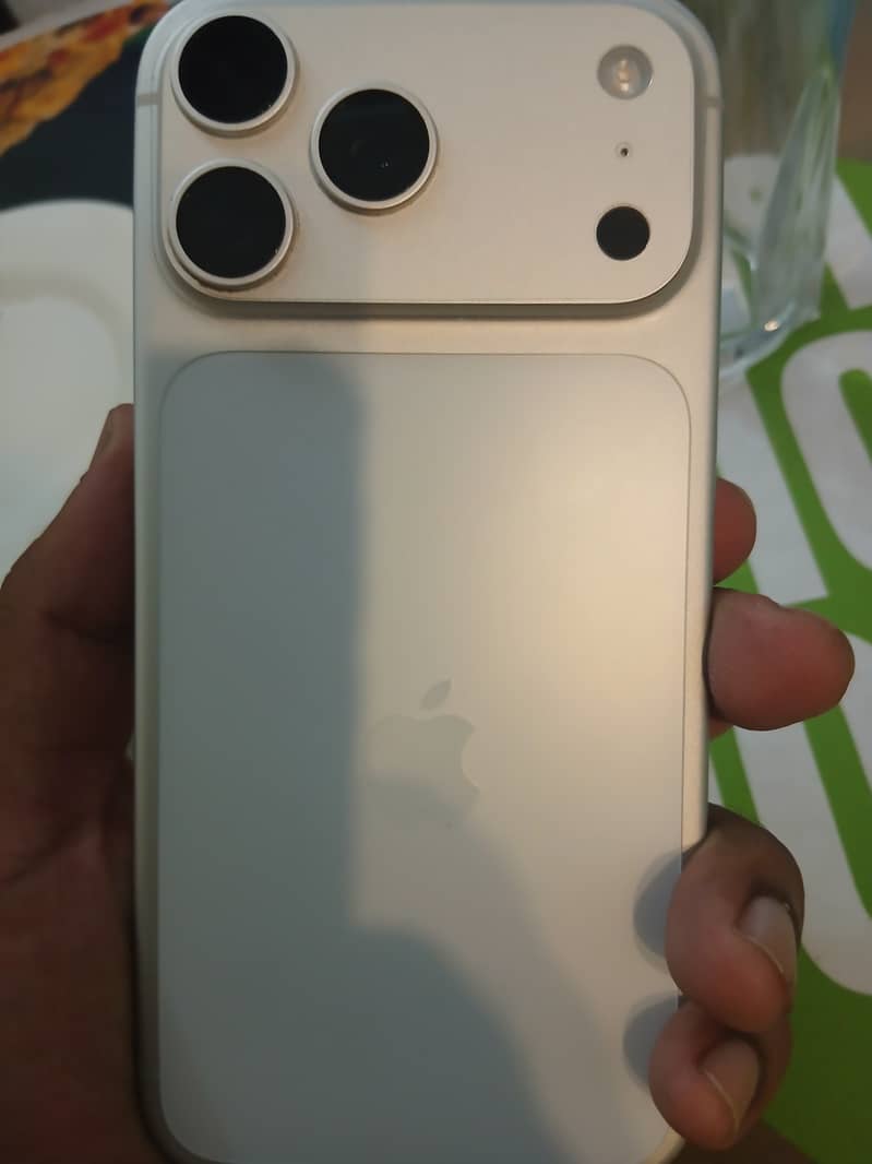 Apple iPhone 17 Pro Max 4
