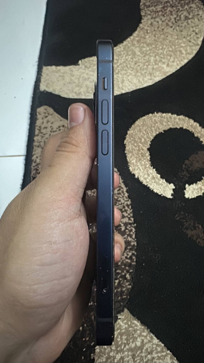 Apple iPhone 12 4