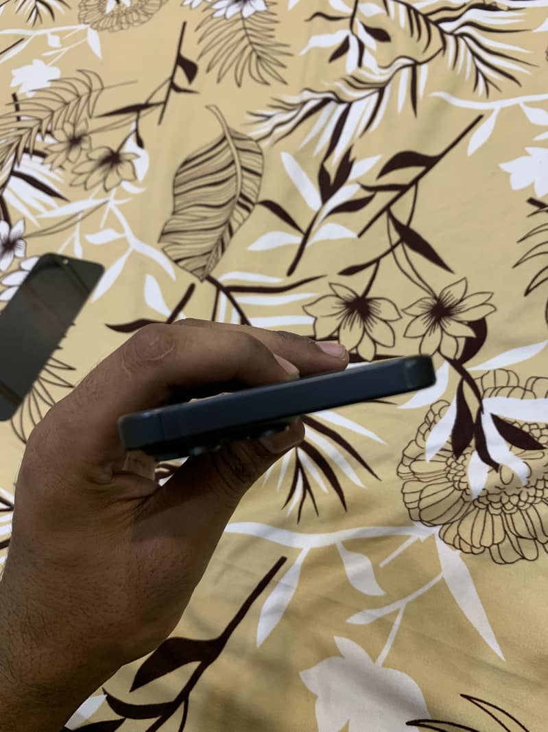 Apple iPhone 15 Pro Max 3
