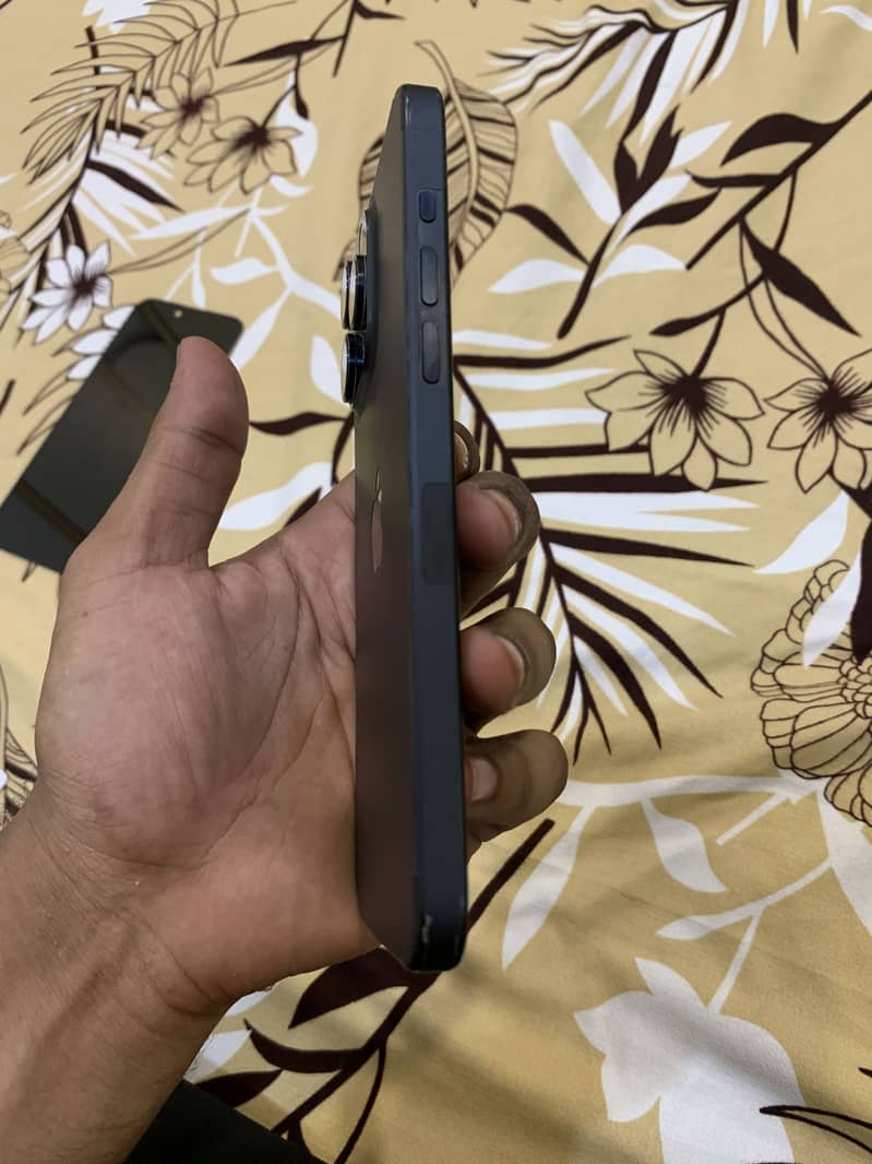 Apple iPhone 15 Pro Max 4