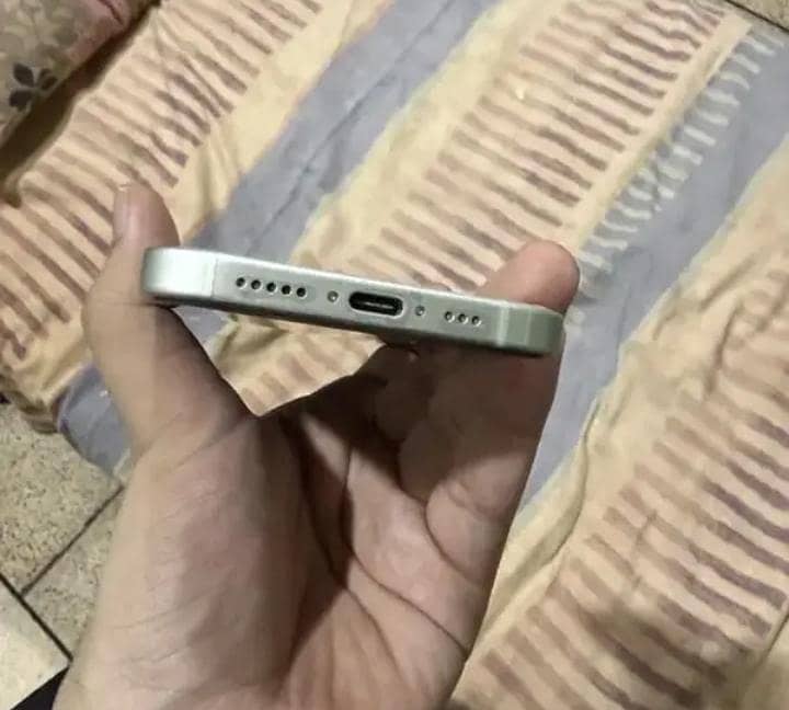 Apple iPhone 15 4