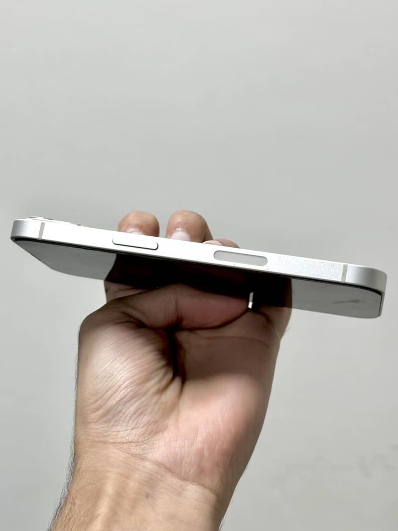 IPhone 13 4