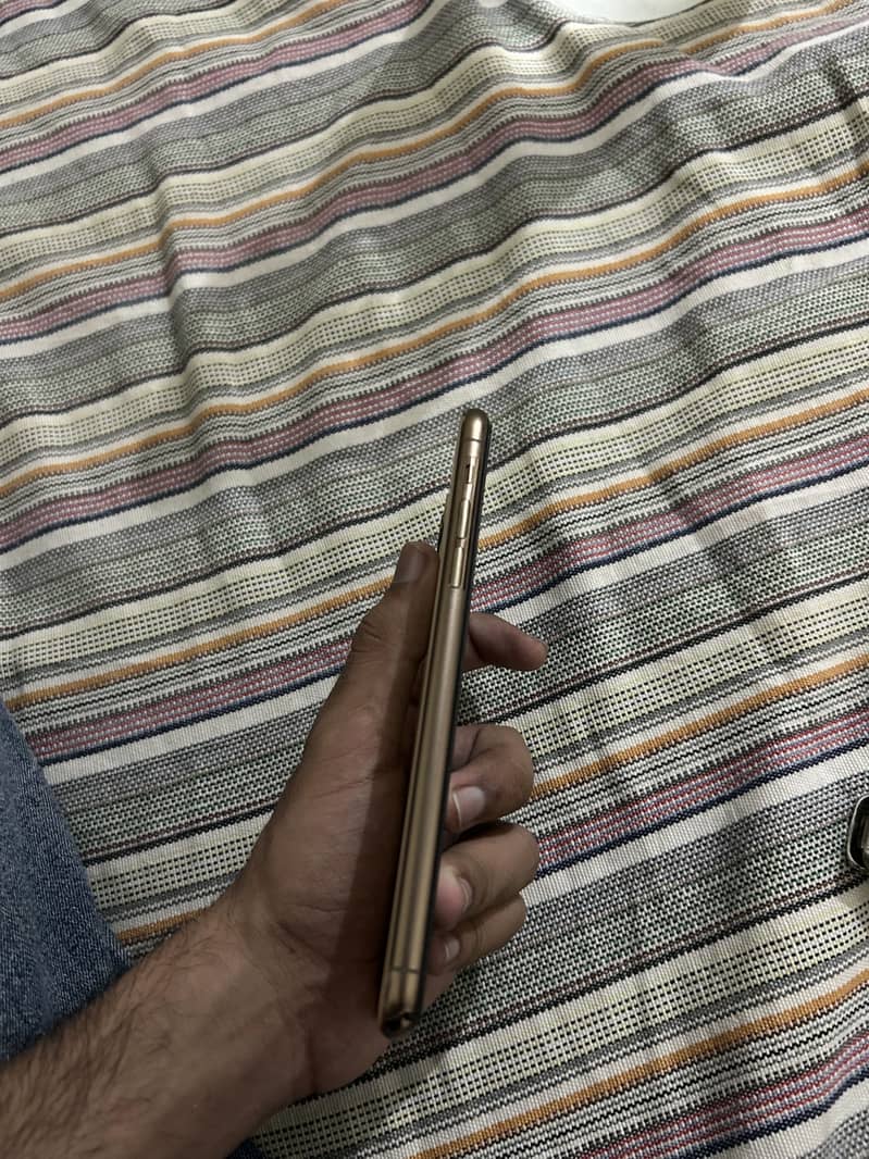 Apple iPhone 11 Pro Max 2